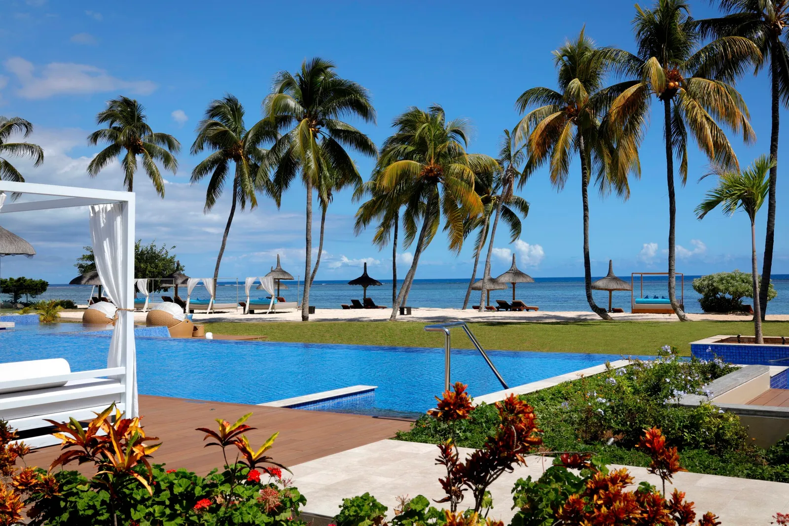 Sofitel Mauritius L'Imperial Resort & Spa - Le Flamboyant Pool & Bar with landscaping