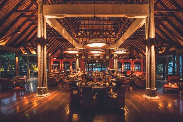 Bar at Dinarobin Beachcomber hotel