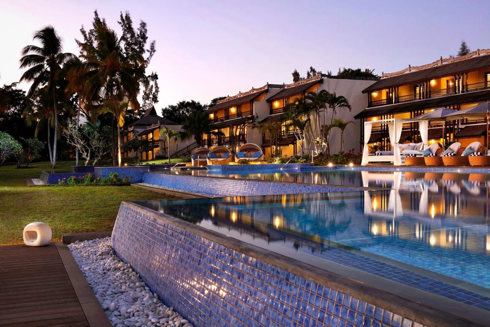Sofitel Mauritius L'Imperial Resort & Spa - Le Flamboyant pool & bar with resort backdrop